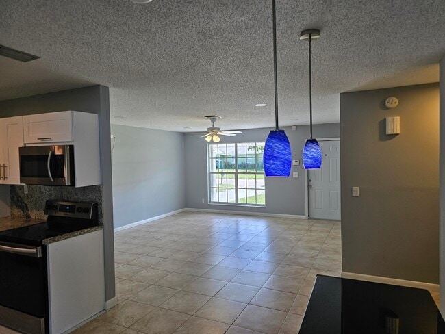 Building Photo - 329 NE Cullman Ct