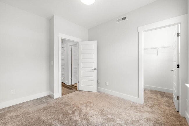 Building Photo - 642 W End Dr