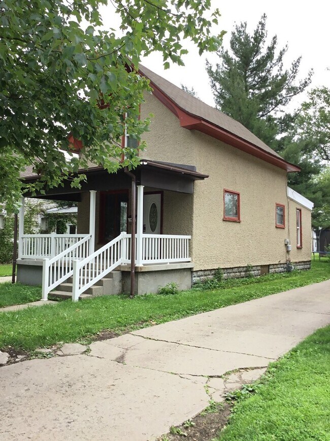 Building Photo - 618 S 8th St