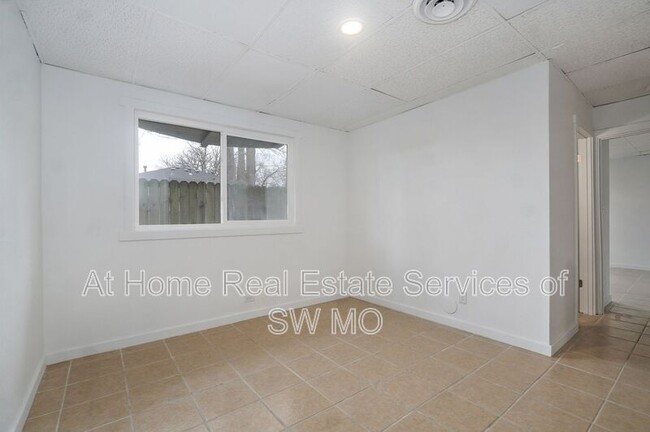 Building Photo - 3342 E Linwood St