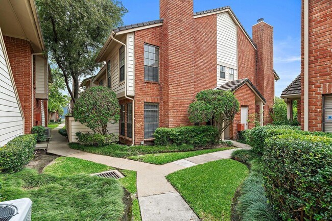 Building Photo - 2211 S Kirkwood Rd