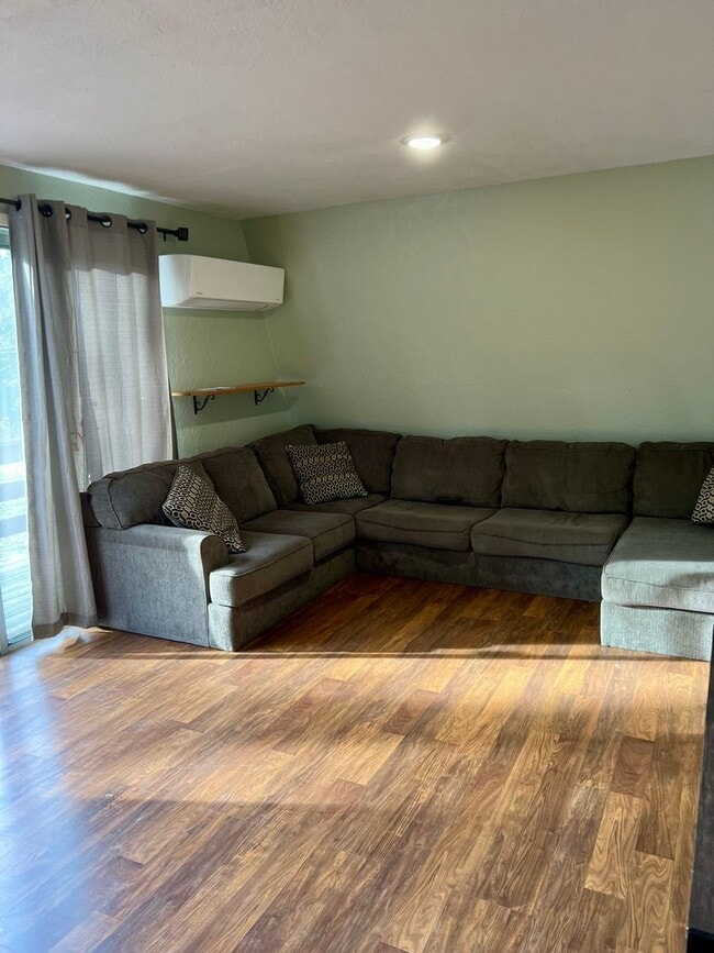 Building Photo - Pine Grove Guest House for rent