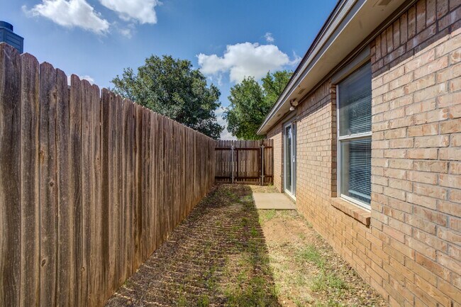 Building Photo - 3/2/2 plus a large basement on a Cul-de-Sac!