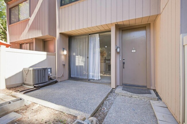 Building Photo - 536 Woodside Oaks