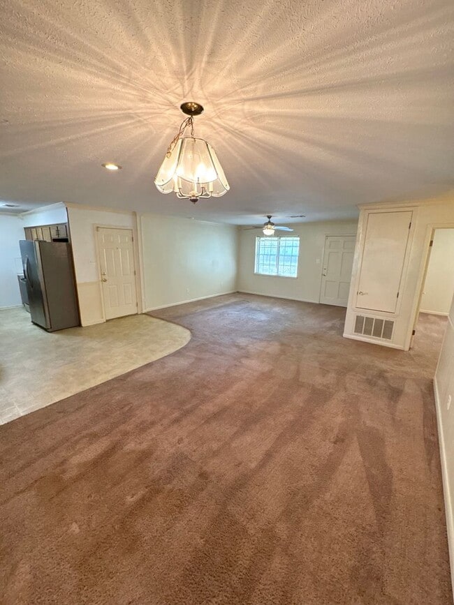 Building Photo - Southern Hills!!