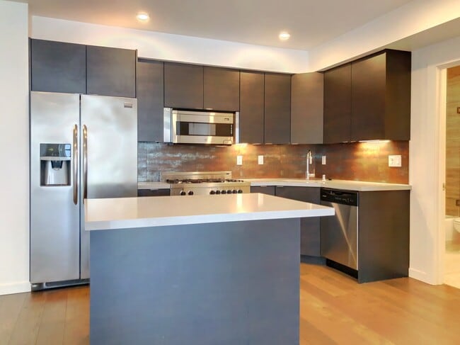 Building Photo - 1 Bed, 1 Bath SOMA Condo - Newer Bldg with...