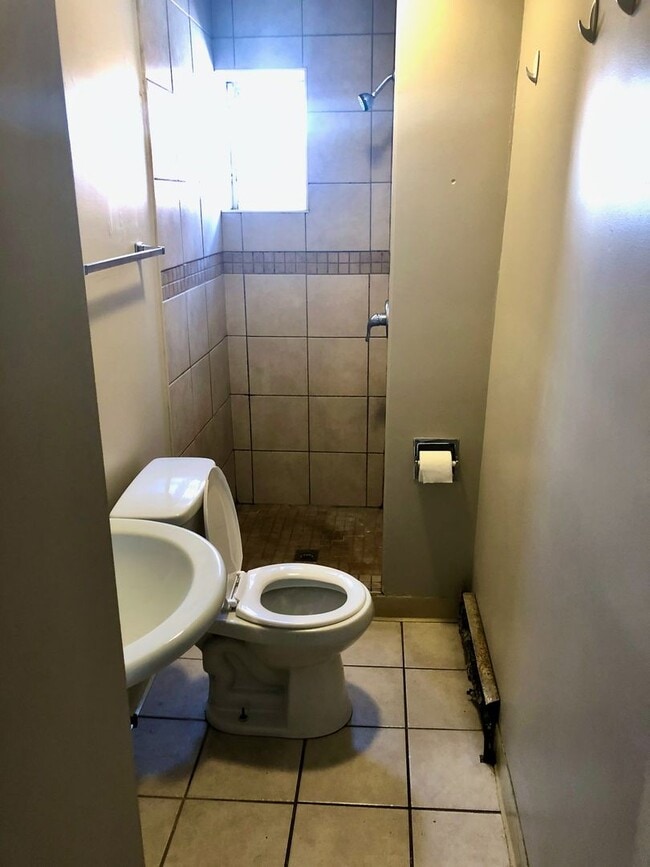 Building Photo - *** Spacious Oakland Apartment * Pet Friendly * Walk to Pitt & CMU * Close to Everything * Renova...