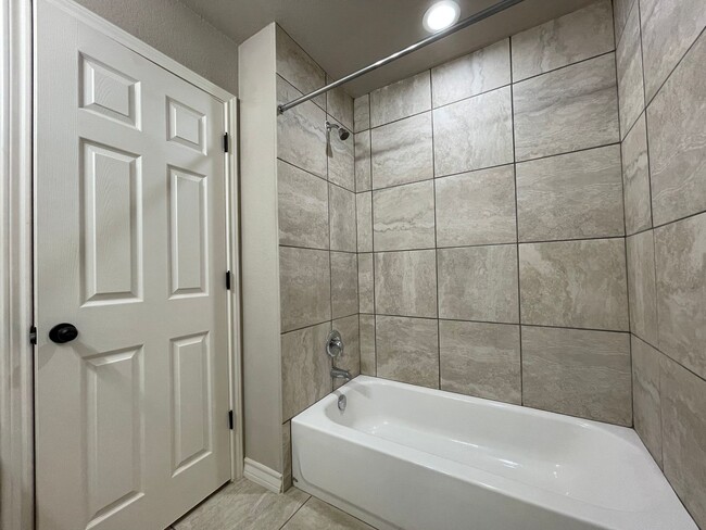 Building Photo - Town home for rent