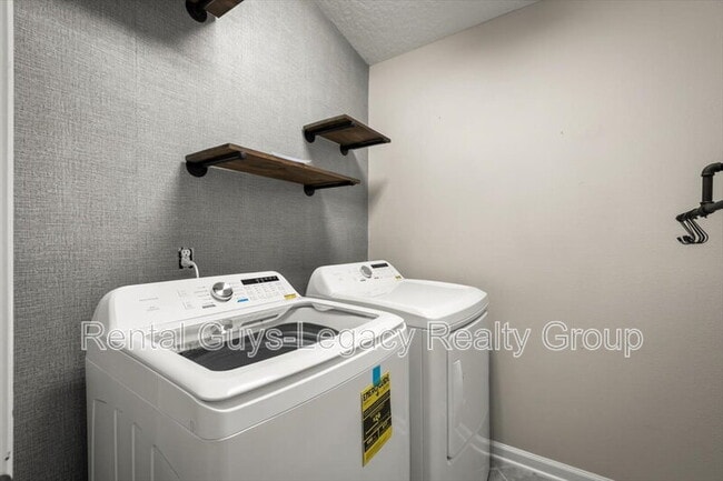 Building Photo - 13354 Solar Dr