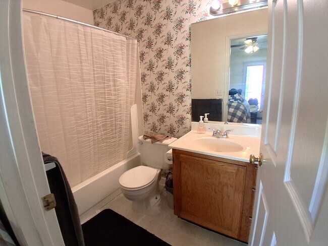 Building Photo - 565 N 300 E