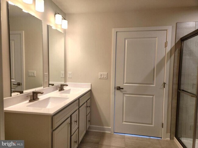 Building Photo - 377 Waterside Sq