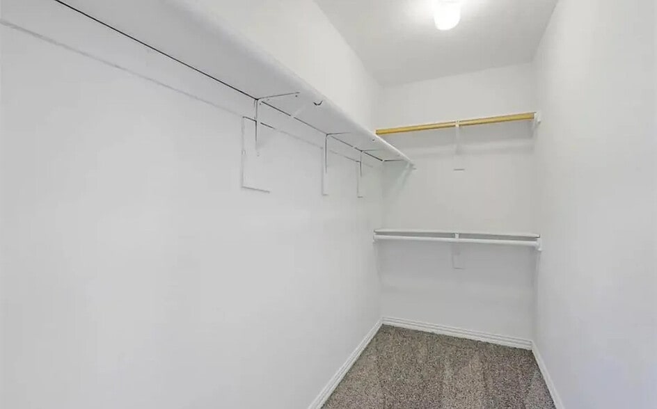 Building Photo - Room in Duplex on Chestnut Ln
