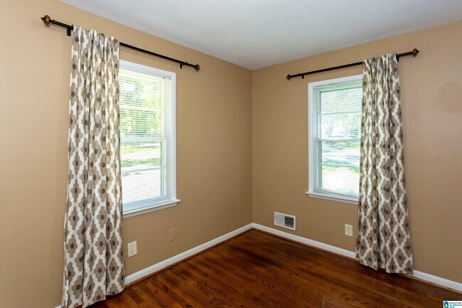Building Photo - 2050 Pinehurst Dr