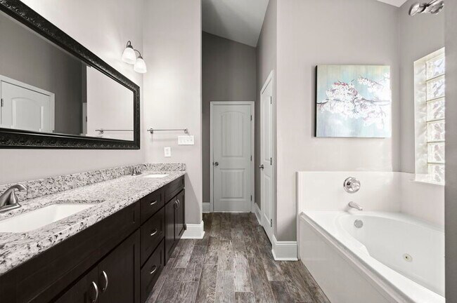 Building Photo - 2201 Hunters Trl Dr