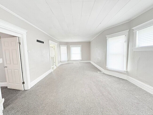 Building Photo - 42 Garfield Pl