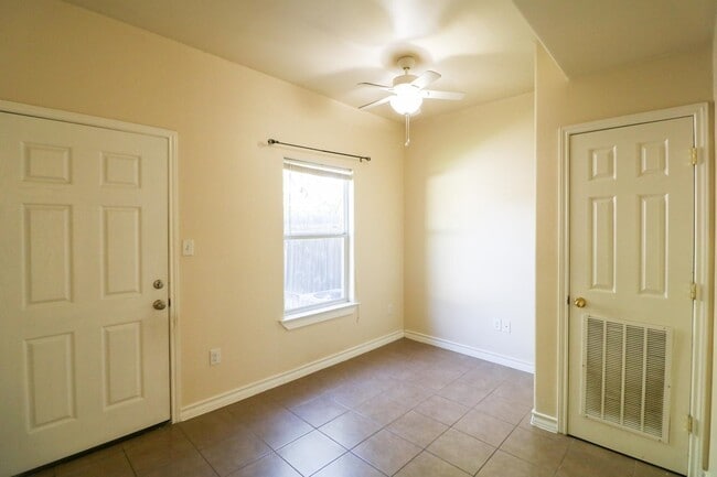 Building Photo - 1014 Ranchway Dr