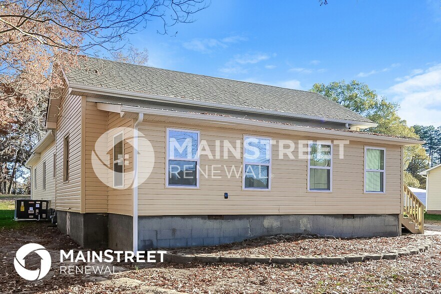 Building Photo - 320 W Steele St