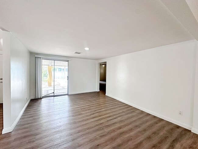 Building Photo - 812 Bracken Ave