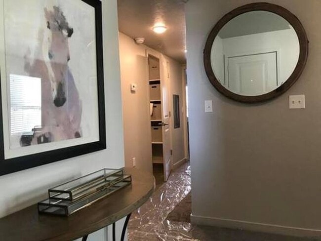 Building Photo - CUTE CONDO FOR RENT IN OREM!!!