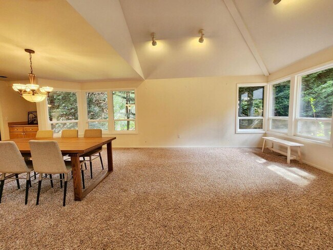 Building Photo - Beautiful 3 Bed 2.5 Bath Waterfront Home in Sammamish