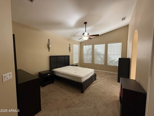 Building Photo - 3803 E Grandview Rd