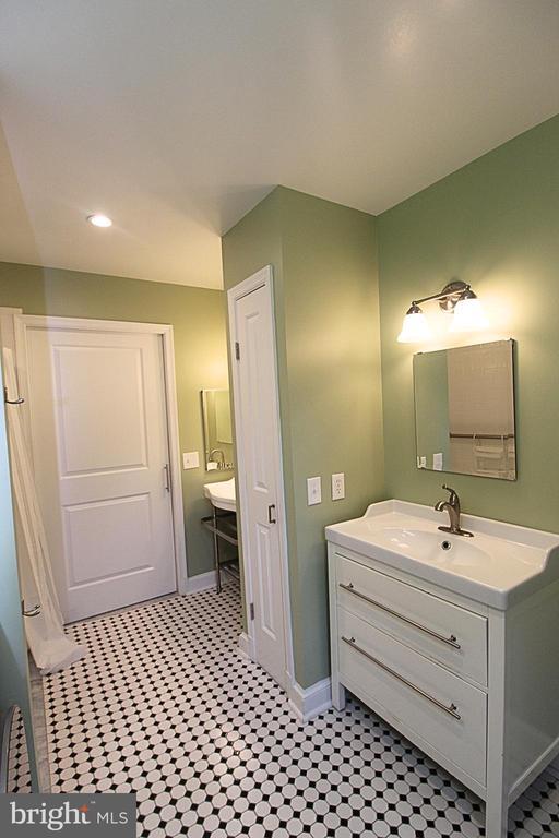 Building Photo - 4614 Roxbury Dr