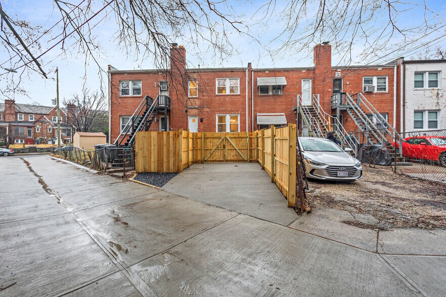 Building Photo - 68 Farragut Pl NW