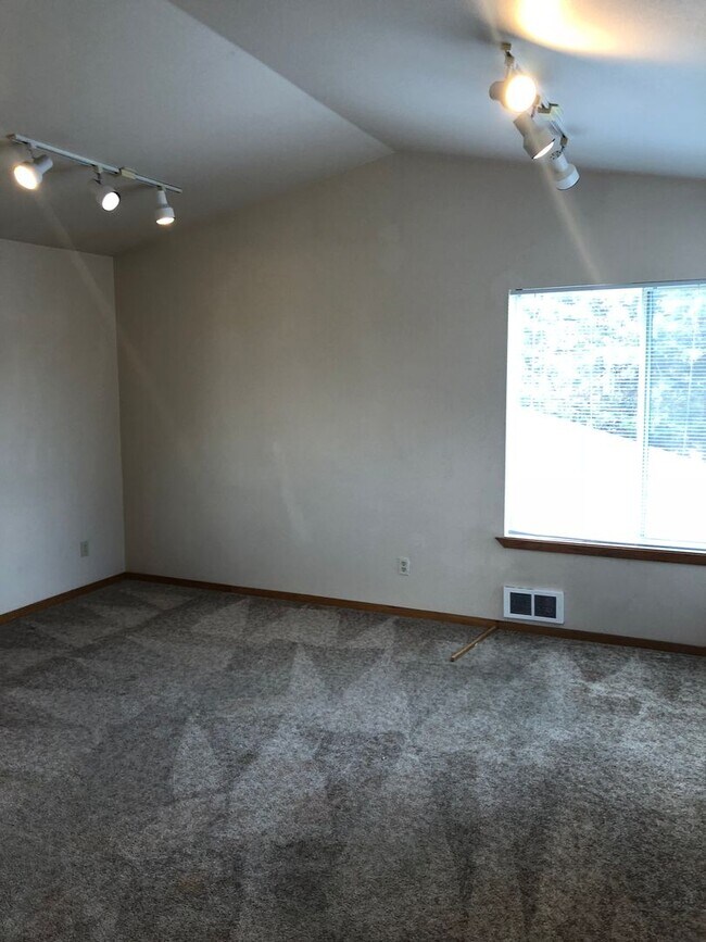 Building Photo - h1121