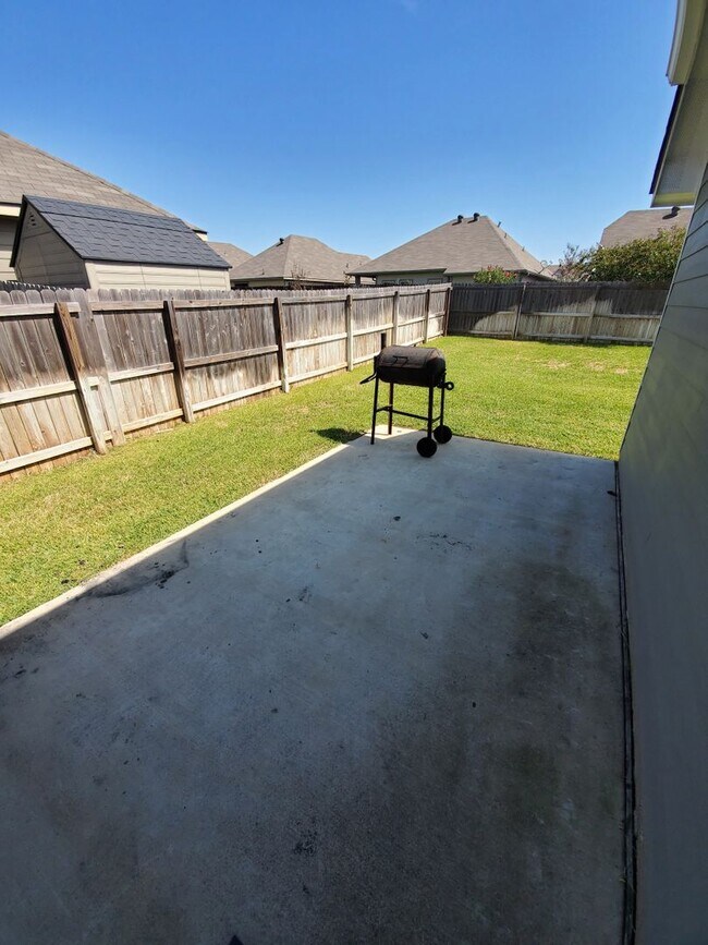 Building Photo - 3/2 Home with Open Floor Plan in Bryan