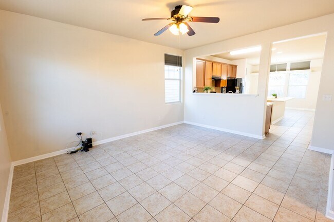 Building Photo - 3 bed 2 bathroom