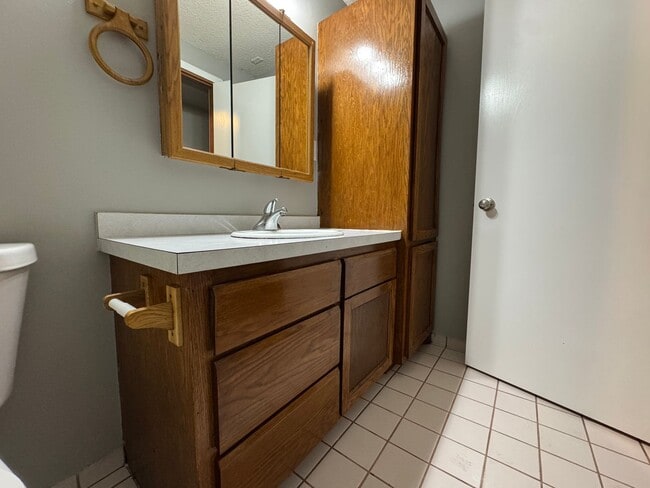Building Photo - Stunning 3 Bedroom 2 Bathroom Home in Burn...