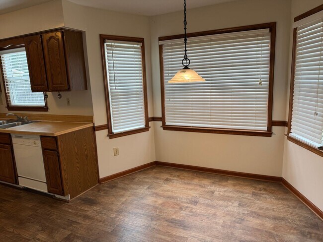 Building Photo - LANDSTOWN MEADOWS