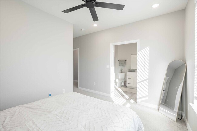 Building Photo - 2414 Penick Rd