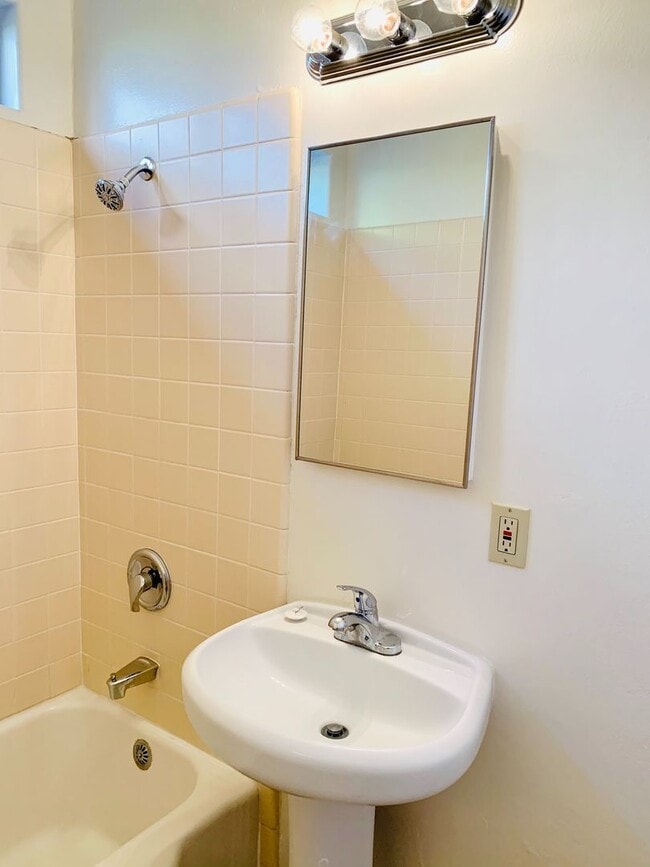 Building Photo - BEAUTIFUL 2BD/1BA CONDO IN CROWN POINT! W/ GARAGE & LAUNDRY! $3,595/mo