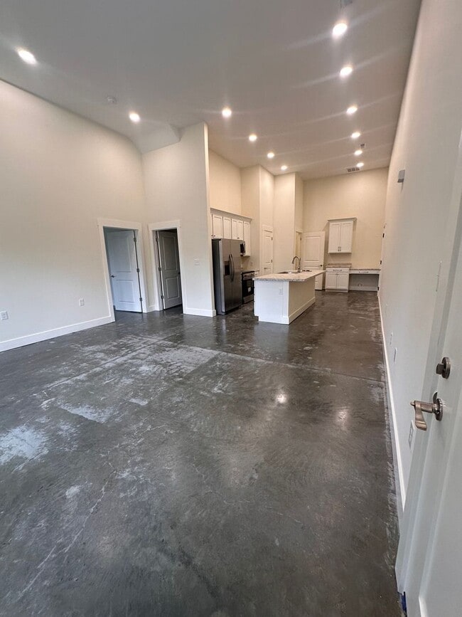 Building Photo - Basement Apartment 1BR/1BA New build in Cl...