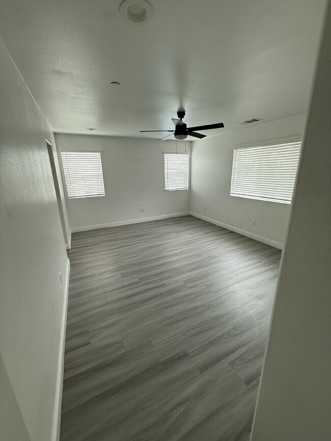 Building Photo - New Gas Range & Refrigerator.  Spacious rooms, private yard and RV parking.  Must see - Won't las...