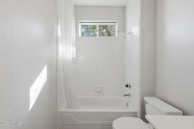 Building Photo - 1747 E Northern Ave