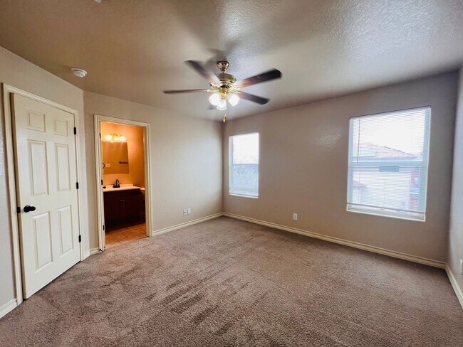 Building Photo - 5105 Flipper Dr