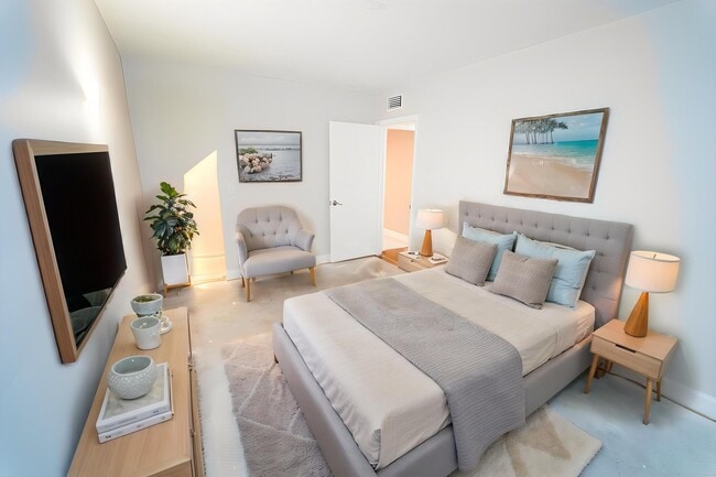 Building Photo - 2660 SW 22nd Ave