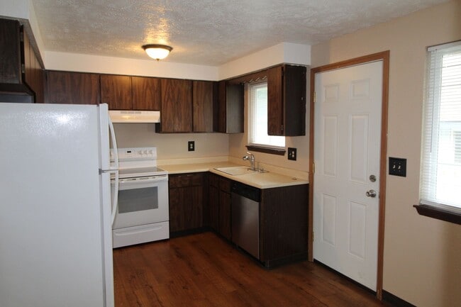 Building Photo - 723 E Broad Ave