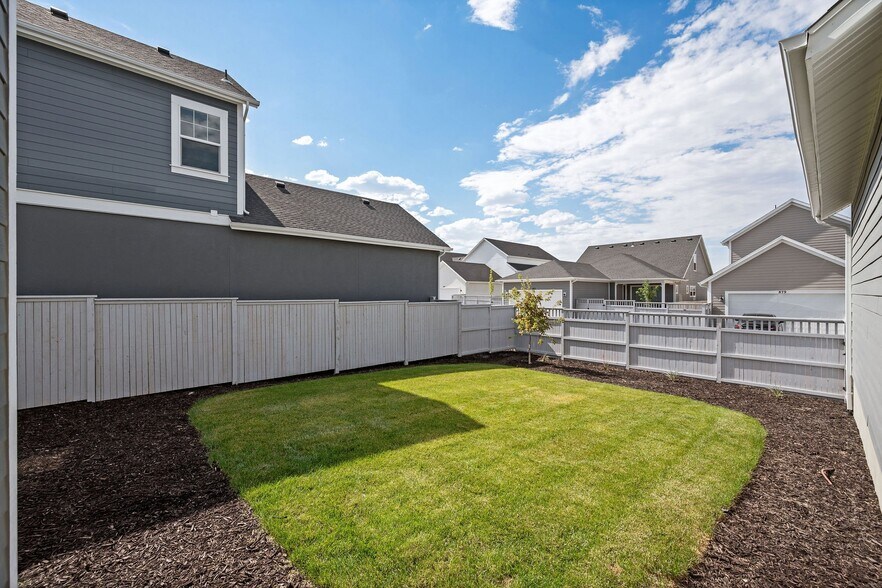 Building Photo - 882 Caroline Dr