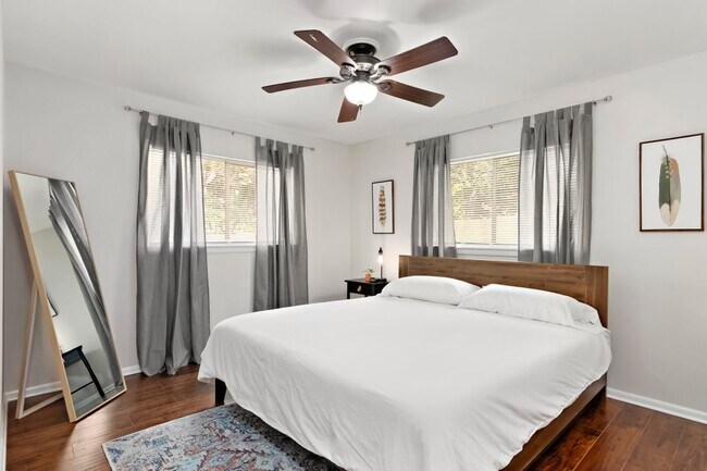 Building Photo - 10904 Putman Farm St