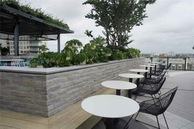 Building Photo - 121 NE 34th St