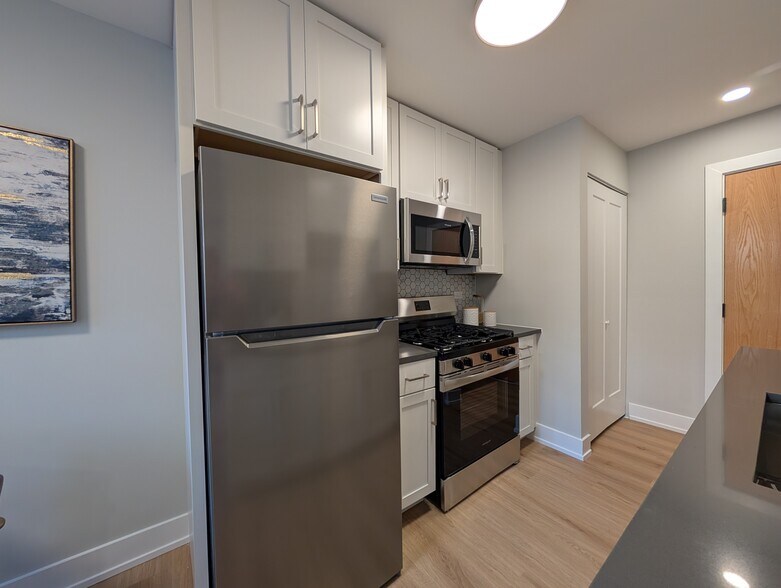 Building Photo - 531 W Aldine Ave