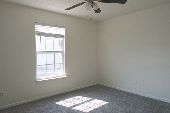 Building Photo - 6857 Maywood Cir