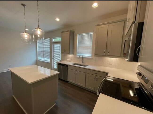 Building Photo - Beautiful end unit townhouse in the Townes...
