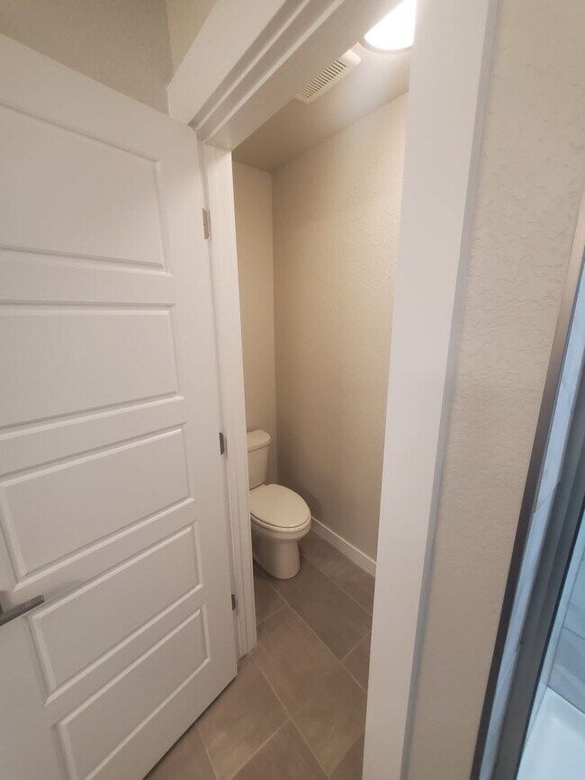 Building Photo - Updated and Very Spacious 3 Bedroom Townho...
