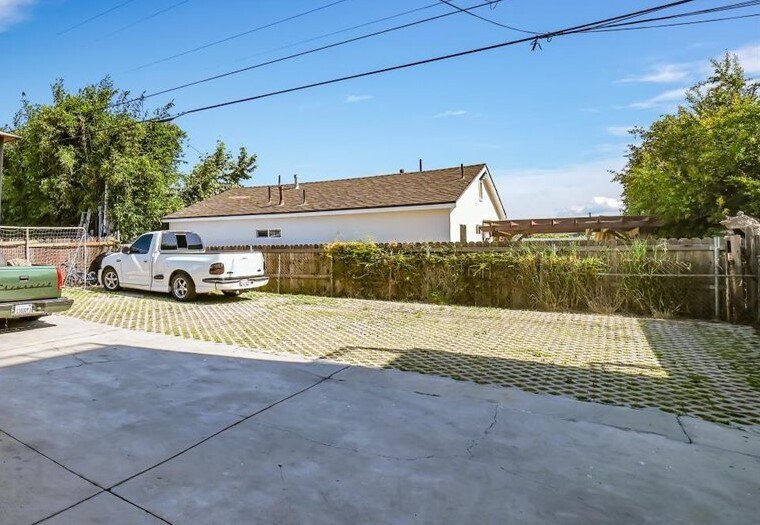 Building Photo - 4667 Pickford St