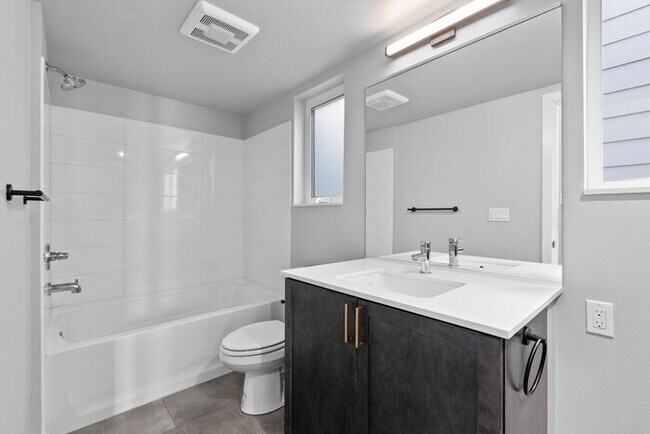 Building Photo - Stunning Othello Park Designer Townhome with Air Conditioning