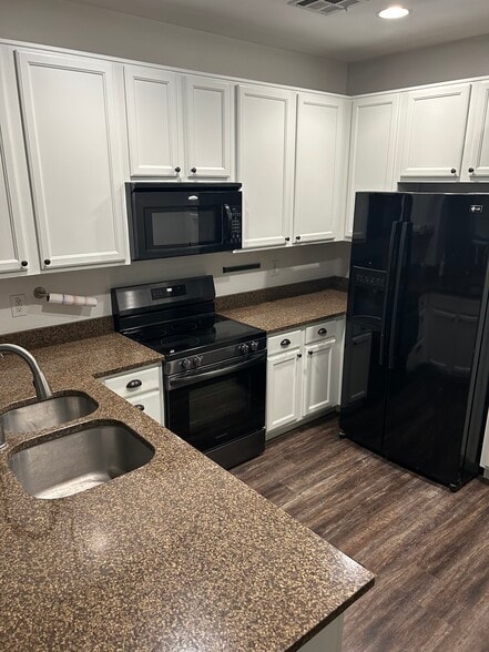 Building Photo - 3621 E Leslie Dr